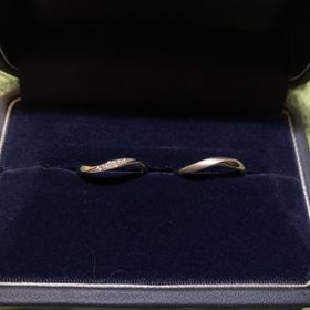 【銀座ダイヤモンドシライシの口コミ】 指輪のデザインがシンプルで、好み。また、つけ心地が良く、二人の指にぴ…