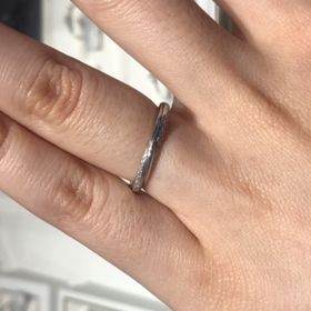 【銀座ダイヤモンドシライシの口コミ】 質にこだわったメレダイヤが17個ほど側面に並んでいるデザイン。人から見…