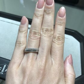 【ヴァン クリーフ＆アーペル(Van Cleef & Arpels)の口コミ】 結婚指輪はフルエタニティを、と決めて指輪探しをしていました。一方で、…