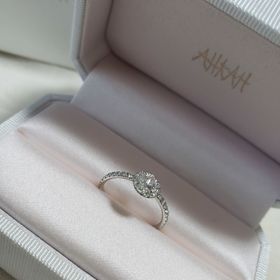 【AHKAH(アーカー)の口コミ】 元々AHKAHのジュエリーに憧れがあり、婚約指輪はAHKAHで！と決めていまし…