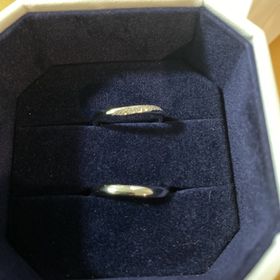 【4℃ BRIDAL(ヨンドシーブライダル)の口コミ】 シンプルでいて少しデザインのあるものを選んでいたこともあり、S字タイプ…