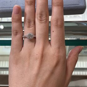 【宝寿堂(ほうじゅどう)の口コミ】 一粒ダイヤのまわりをメレダイヤがぐるっと囲んでいるいわゆるヘイロータ…