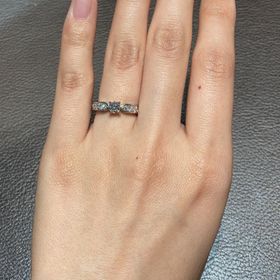 【ショーメ(CHAUMET)の口コミ】 プリュムのマルチソリテールリングです。
中央の一粒ダイヤにむかってメレ…