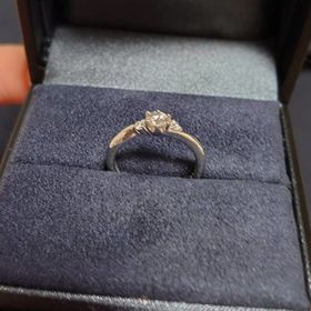 【ラザール ダイヤモンド(LAZARE DIAMOND)の口コミ】 指輪のデザインが、控えめですがウェーブになっており、ストレートを試着…