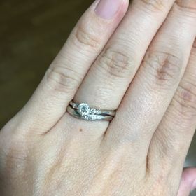【ヴァンドーム青山(VENDOME AOYAMA)の口コミ】 指輪のデザインですが、結婚指輪はウェーブのデザインで指を細く長く見せ…