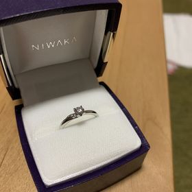 【俄(にわか)の口コミ】 シンプルすぎず、小さいダイヤがサイドにあり、可愛いところが決め手です…