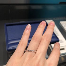 【銀座ダイヤモンドシライシの口コミ】 あまり、よくあるデザインじゃないのがいいなぁと思っていました。店員さ…