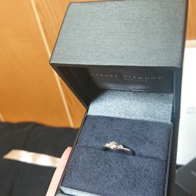 【ラザール ダイヤモンド(LAZARE DIAMOND)の口コミ】 一粒ではなくメレダイヤがついていて、ウェーブやＶ字など動きのあるデザ…