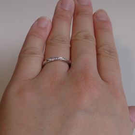 【エクセルコダイヤモンド(EXELCO DIAMOND)の口コミ】 デザインがあまり見かけないものであったので特別感があり選びました。女…