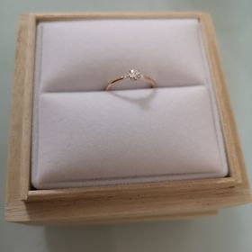 【CHER LUV(シェールラブ)の口コミ】 指輪の決めてはまず肌なじみがよく、指を長見せてくれるものが良かったで…