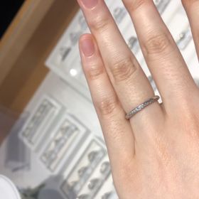 【銀座ダイヤモンドシライシの口コミ】 一列に、側面にまでダイヤモンドが埋め込まれていて、自分側から見るのは…