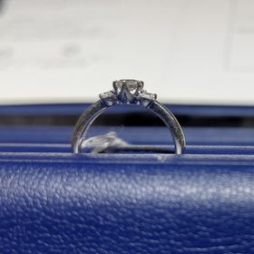 【銀座ダイヤモンドシライシの口コミ】 上から見るとメレダイヤが大きめでかわいい。
つけて見るとすこし角が当た…