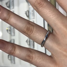 【銀座ダイヤモンドシライシの口コミ】 中央のプラチナの幅が広いのでダイヤの輝きだけでなく、ハードプラチナそ…