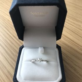 【festaria bijou SOPHIA(フェスタリア ビジュソフィア)の口コミ】 大きなダイヤが一つとその両サイドにも小さな宝石が付いているようなデザ…