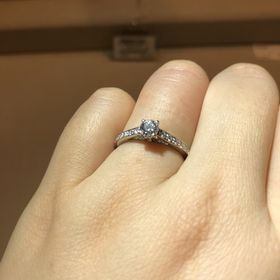 【ブシュロン(BOUCHERON)の口コミ】 シンプルなデザインより、まわりにメレダイヤが入ってるタイプのが新婚の…