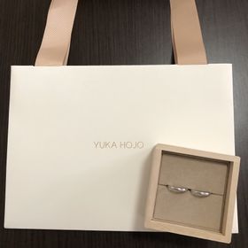 【YUKA HOJO(ユカホウジョウ)の口コミ】 Instagramで見かけてから一目惚れでした。
ハンマー打ちのデザインで光沢…
