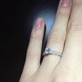 【ヴァン クリーフ＆アーペル(Van Cleef & Arpels)の口コミ】 中心のダイヤモンドのみならず、メレダイヤまでも美しく、ダイヤに対する…