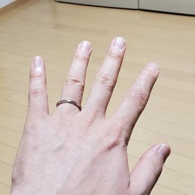 【ラザール ダイヤモンド(LAZARE DIAMOND)の口コミ】 シンプルなストレートデザインですが、斜めに4本のラインが入っていて目立…