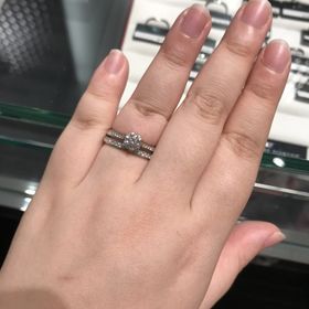 【ラザール ダイヤモンド(LAZARE DIAMOND)の口コミ】 婚約指輪を重ね付けしたときに合うリングを探していました。
中心に向かっ…