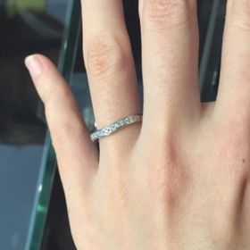 【エクセルコダイヤモンド(EXELCO DIAMOND)の口コミ】 ゆるくカーブの入ったV字型のデザインで指が長く綺麗に見えるのが特徴です…