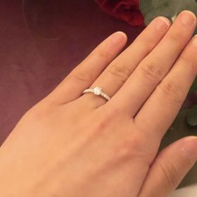 【SUEHIRO(スエヒロ)の口コミ】 ダイヤの方に特にこだわって選ばせていただいたので、ダイヤが目立つ
デザ…