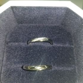 【4℃ BRIDAL(ヨンドシーブライダル)の口コミ】 ダイヤが複数ついているデザインで、期間限定の指輪でした。限定のダイヤ…