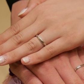 【銀座ダイヤモンドシライシの口コミ】 女性用は派手すぎずしかし、しっかりとダイヤのキラキラは分かるような少…