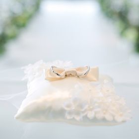 【エクセルコダイヤモンド(EXELCO DIAMOND)の口コミ】 ストレート、ミル打ち、1粒のメレダイヤで探していました。ミル打ちが正面…