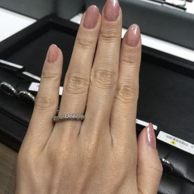 【ラザール ダイヤモンド(LAZARE DIAMOND)の口コミ】 ハーフエタニティですが、ダイヤモンドが綺麗に敷き詰められていて、存在…