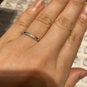 【銀座ダイヤモンドシライシの口コミ】 指輪のデザインがシンプルかつ、女性らしさもあり気に入りました。婚約指…