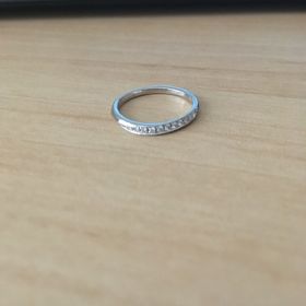 【4℃ BRIDAL(ヨンドシーブライダル)の口コミ】 シンプルすぎるデザインではあとあと寂しくなるかなと思い、回せば無地に…