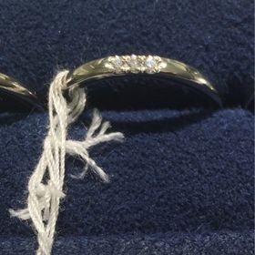 【4℃ BRIDAL(ヨンドシーブライダル)の口コミ】 シンプルよりの、派手すぎいデザインでした。
普段からアクセサリーをつけ…