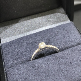 【ラザール ダイヤモンド(LAZARE DIAMOND)の口コミ】 初めはかなりゴージャスなデザインだと思っていたが、ダイヤ一粒だけのも…