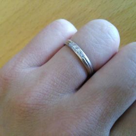 【ラザール ダイヤモンド(LAZARE DIAMOND)の口コミ】 センターラインを中心に、光沢と艶消し両方のデザインが入っています。ダ…