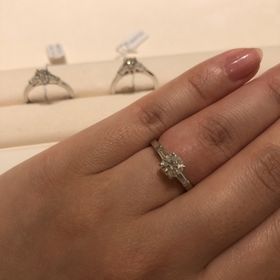 【グラフ(GRAFF)の口コミ】 大人っぽいデザインです。センターダイヤの、サイドに縦長のダイヤがつい…