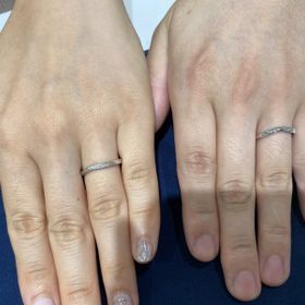 【4℃ BRIDAL(ヨンドシーブライダル)の口コミ】 Mobiusという、ゆるやかなV字のラインで、指元がすっきりとみえるデザイン…