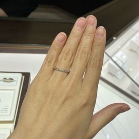 【俄(にわか)の口コミ】 緩やかにVラインで指が綺麗に見えました。ダイヤがついていますが上品な印…