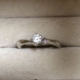 【4℃ BRIDAL(ヨンドシーブライダル)の口コミ】 旦那が好きなのを買っていいよと言ってくれたので、あまり派手すぎず地味…