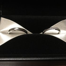 【エクセルコダイヤモンド(EXELCO DIAMOND)の口コミ】 指輪のデザインはウェーブ型が好きで、ウェーブ型のものをたくさん見させ…