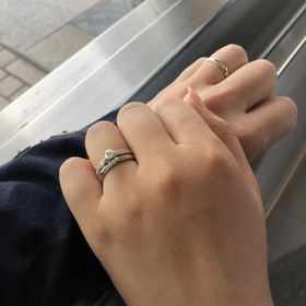 【ラザール ダイヤモンド(LAZARE DIAMOND)の口コミ】 妻の指輪のダイヤモンドの輝きと、男性用の指輪のデザインです。まずは妻…