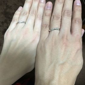 【アイプリモ(I-PRIMO)の口コミ】 デザインと形状に一目惚れしました。2つの指輪にくぼみが少しあり、そのく…