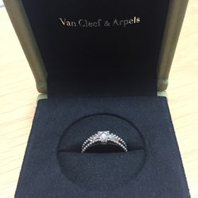 【ヴァン クリーフ＆アーペル(Van Cleef & Arpels)の口コミ】 王道の一粒ダイヤのデザインで探していましたが、年を重ねても愛用できる…