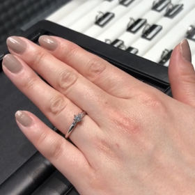 【ラザール ダイヤモンド(LAZARE DIAMOND)の口コミ】 結婚指輪と重ねて使える形を希望していました。
お店でいくつか候補を見せ…
