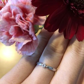 【ete(エテ)の口コミ】 いろいろなデザインの指輪を見ているととてもシンプルなものか、ライン状…