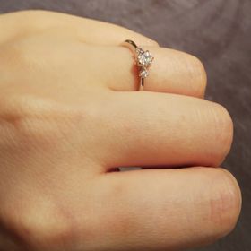 【TRECENTI(トレセンテ)の口コミ】 手が小さいので、手に会う大きさの石が配置された、大人しめのデザインを…