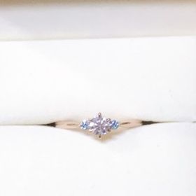 【ケイウノ ブライダル(K.UNO BRIDAL)の口コミ】 ダイヤモンドの両脇に青いメレダイヤモンドがついているデザインが気に入…
