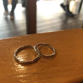 【銀座ダイヤモンドシライシの口コミ】 シンプルで細身の結婚指輪を探していました。
複数の店舗をまわり、着け心…