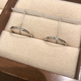 【TRECENTI(トレセンテ)の口コミ】 指輪のデザインがシンプルなものと悩みましたが、婚約指輪と並べて付けた…