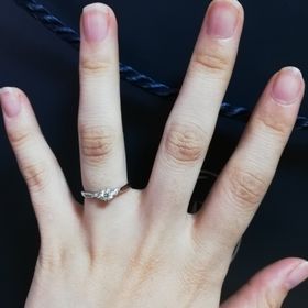 【銀座ダイヤモンドシライシの口コミ】 結婚指輪は側面にもダイヤが埋め込まれており、どこから見てもキラキラし…