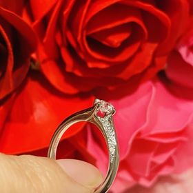 【エクセルコダイヤモンド(EXELCO DIAMOND)の口コミ】 他のブランドには無いデザインで、ダイヤモンドがすごくキレイにみえたの…